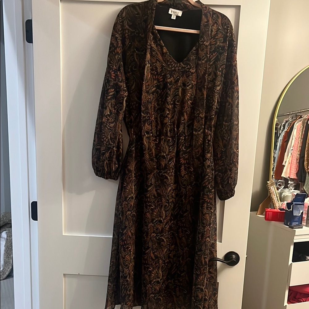 Evereve Black and Tan V-Neck Sundress with Bishop Sleeves
